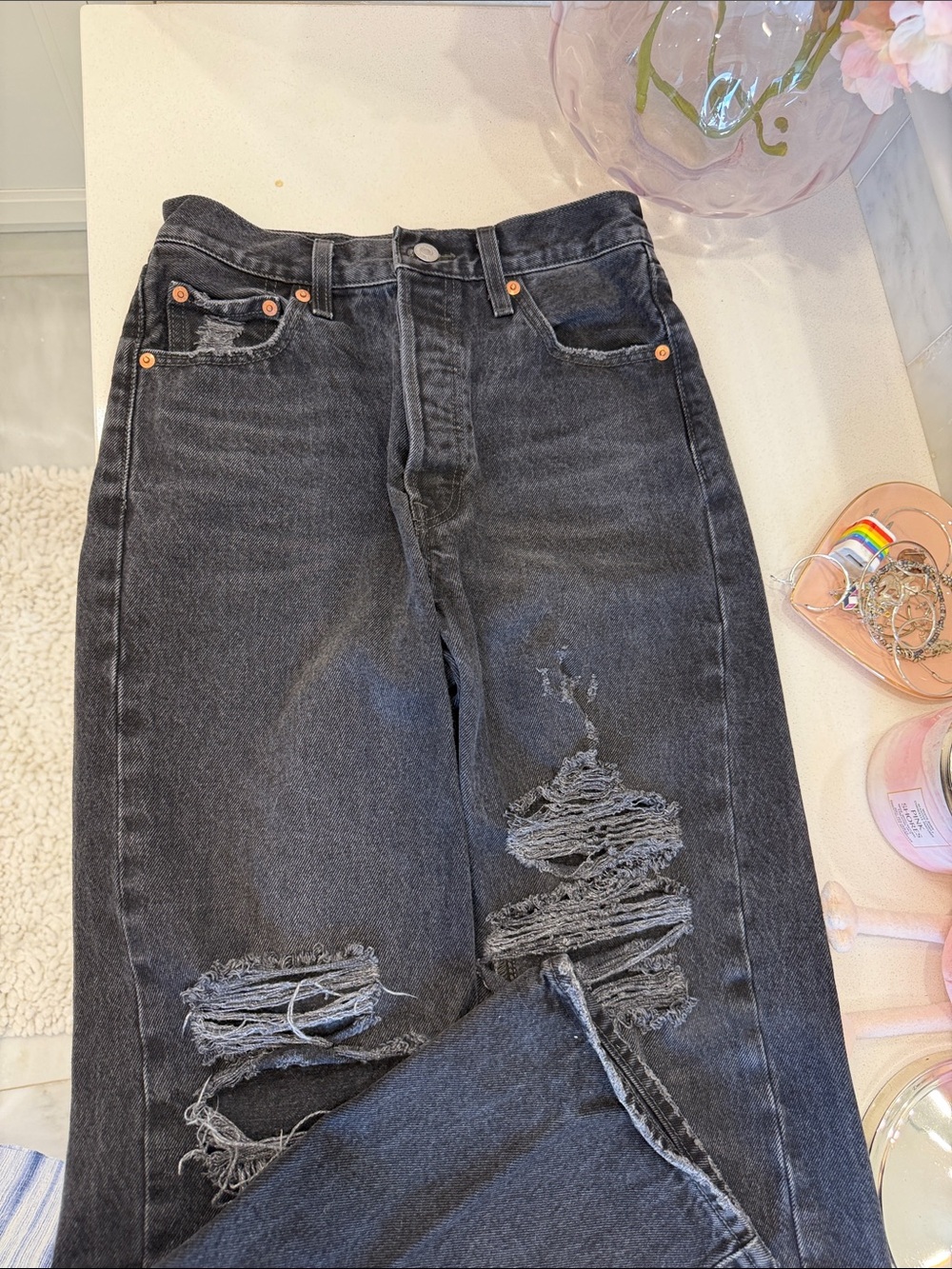Distressed Black Levi’s Ripped Jeans